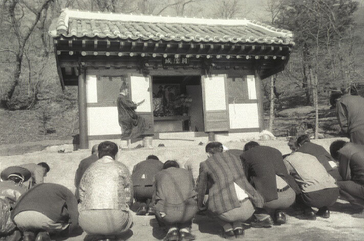 1976.11.8_대관령 국사성황당 보수공사 준공식003.jpg